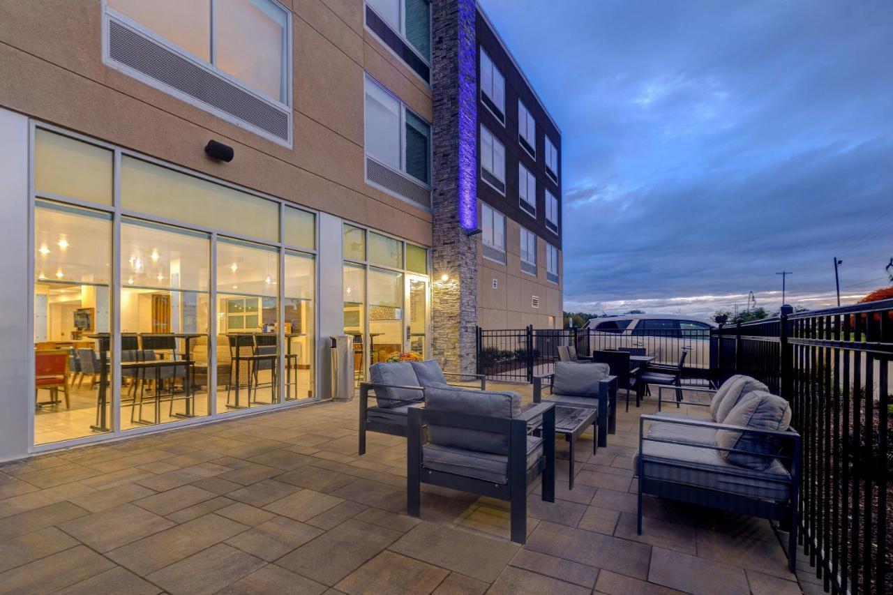 Holiday Inn Express & Suites - Brighton By Ihg Exterior foto